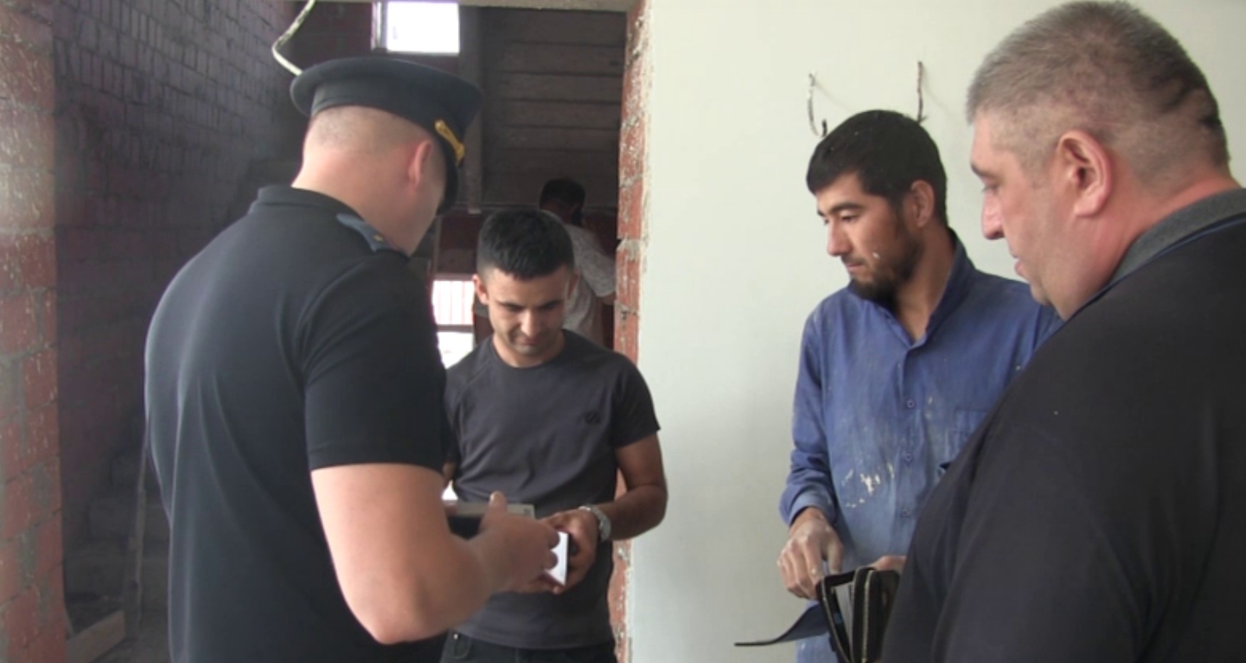 Из Саратовской области выдворят 80 нелегалов, половине из них запретят въезд в Россию Из Саратовской области выдворят 80 нелегалов, половине из них запретят въезд в Россию